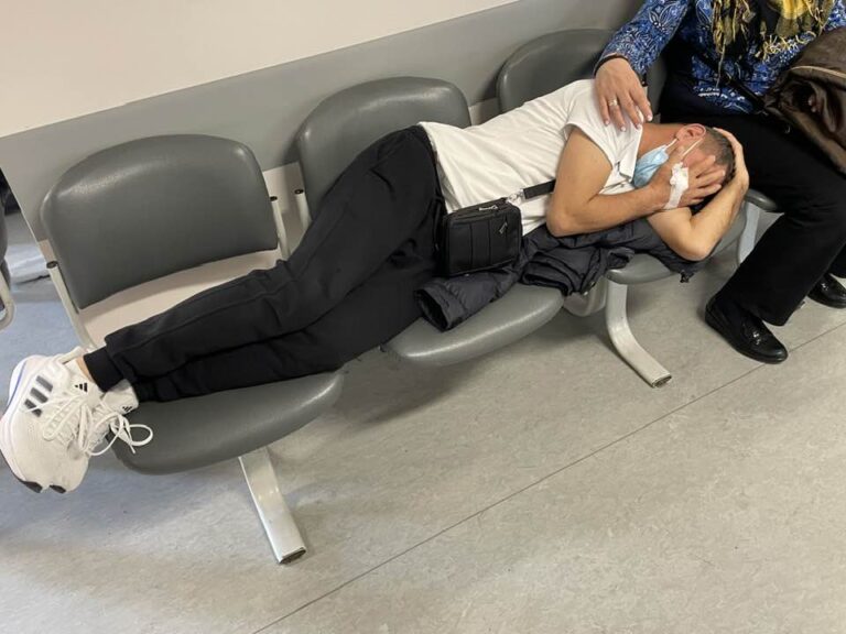 Επείγουσα ΕΔΕ για φωτογραφία με ασθενή σε καρέκλες νοσοκομείου