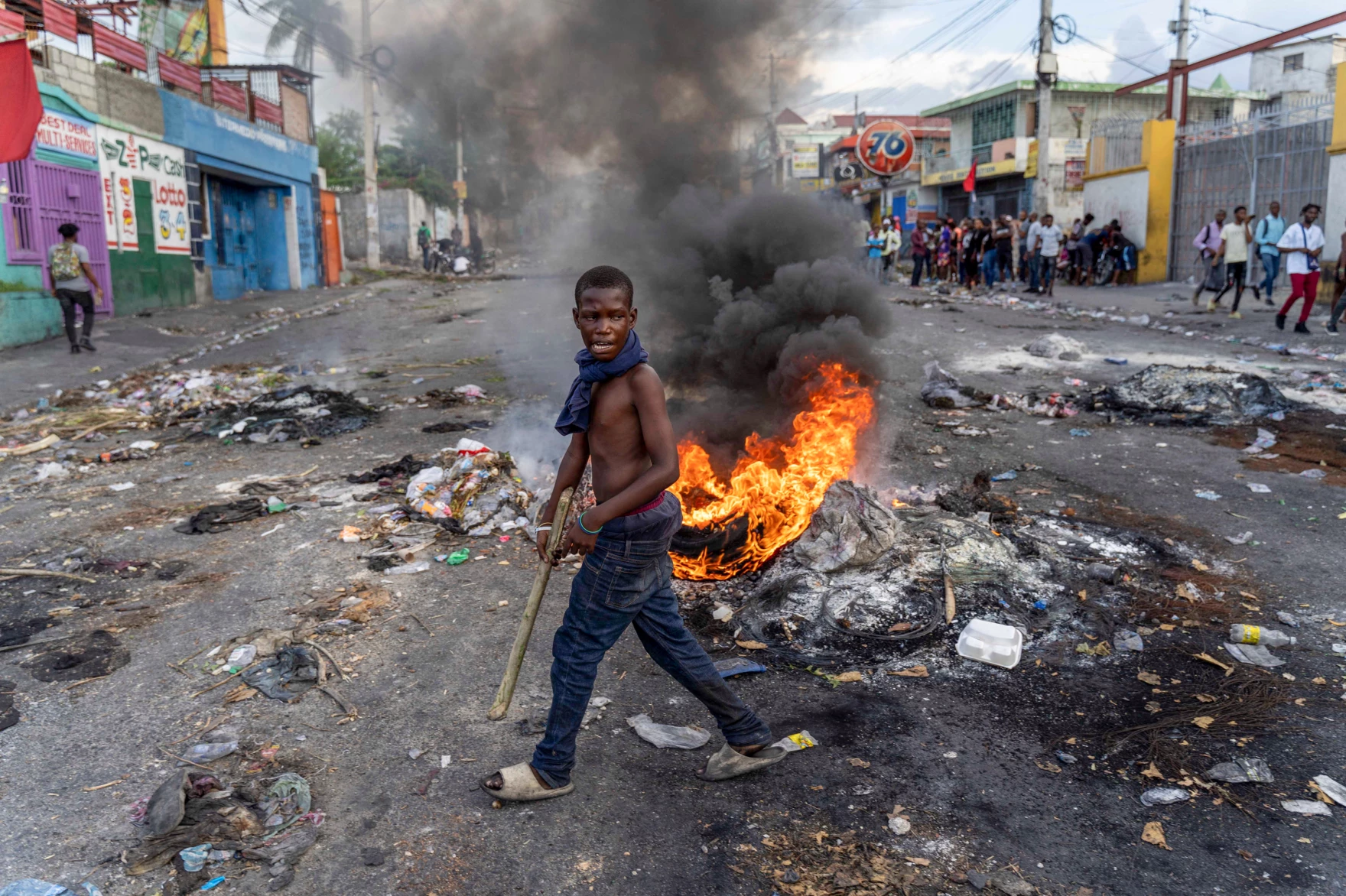 Καίνε τα πτώματα στους δρόμους της Αϊτής: Βιασμοί, λιντσαρίσματα και φόνοι παιδιών – Χιλιάδες νεκροί- Ο ΟΗΕ απλώς καταγράφει το αριθμό των πτωμάτων