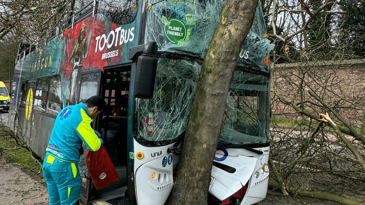 Βέλγιο: Τουριστικό λεωφορείο προσέκρουσε σε δέντρο στις Βρυξέλλες – Πολλοί τραυματίες