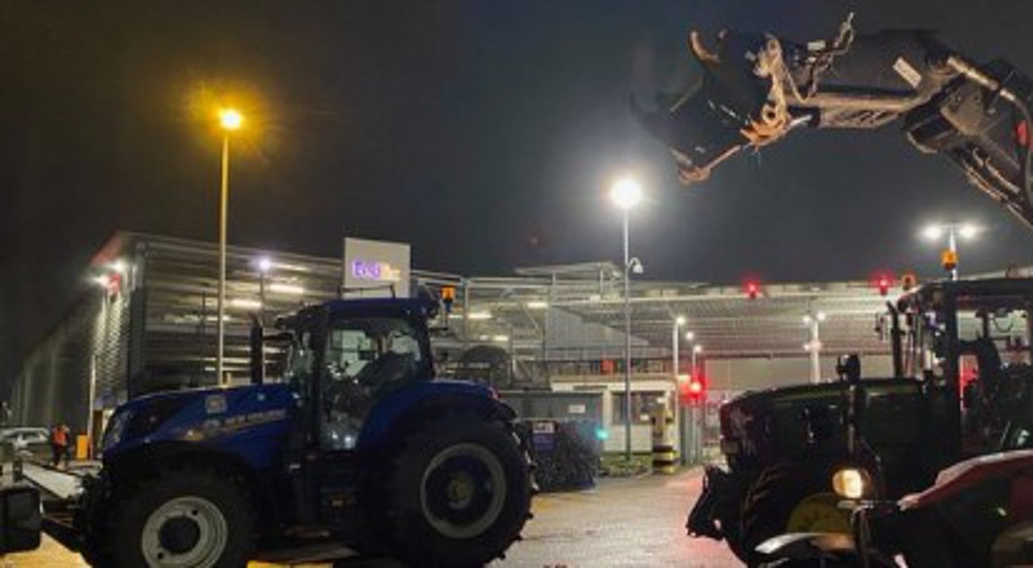 Βέλγιο: Αγρότες με περίπου 100 τρακτέρ απέκλεισαν το αεροδρόμιο της Λιέγης
