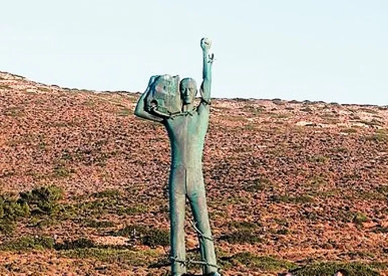 Σαν σήμερα 1η Μάρτη 1948 – Μακρόνησος, το νησί των ουρλιαχτών: Η μεγάλη σφαγή του A’ Ειδικού Τάγματος Οπλιτών (vids)