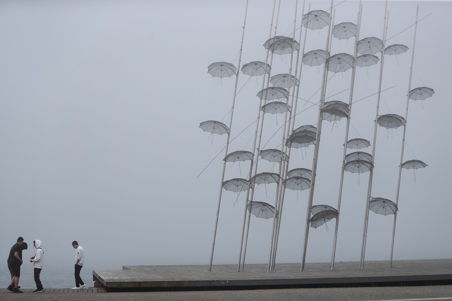 Κοκτέιλ υγρασίας και σκόνης στη Θεσσαλονίκη – Πότε θα καθαρίσει η ατμόσφαιρα (pics)