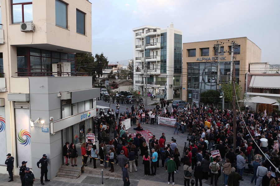 Γυναικοκτονία στους Αγίους Αναργύρους: Συγκέντρωση διαμαρτυρίας έξω από το Αστυνομικό Τμήμα (pics)