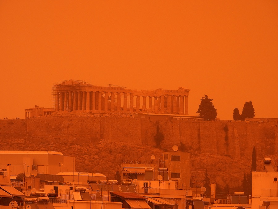 H αφρικανική σκόνη «έβαψε» πορτοκαλί τον αττικό ουρανό – Απόκοσμο σκηνικό (pics)