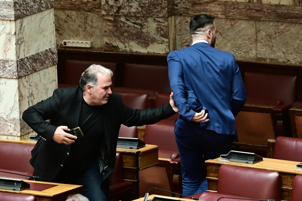 Χάος στη Βουλή: O πρώην βουλευτής των Σπαρτιατών, Φλώρος, γρονθοκόπησε βουλευτή της Ελληνικής Λύσης μέσα στη Βουλή