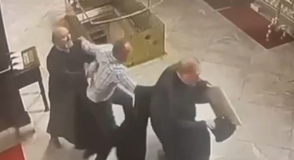 Απίστευτες εικόνες: Αρχιμανδρίτης ξυλοκόπησε Μητροπολίτη μέσα σε εκκλησία (vid)