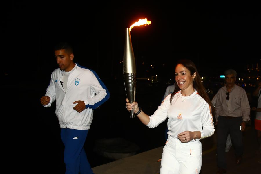 Ολυμπιακή φλόγα: Μιχαηλίδου- Σχοινάς έτρεξαν παρανόμως με τη δάδα – Απέκλεισαν Ολυμπιονίκες