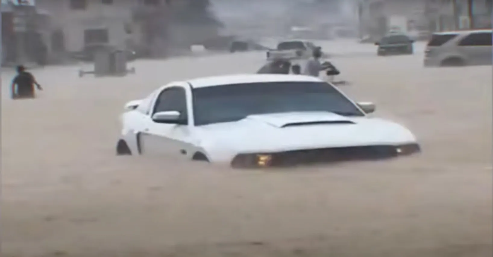 Πρωτόγνωρες εικόνες στο Ντουμπάι: παρατούν τις Rolls Royce στους πλημμυρισμένους δρόμους (βίντεο)