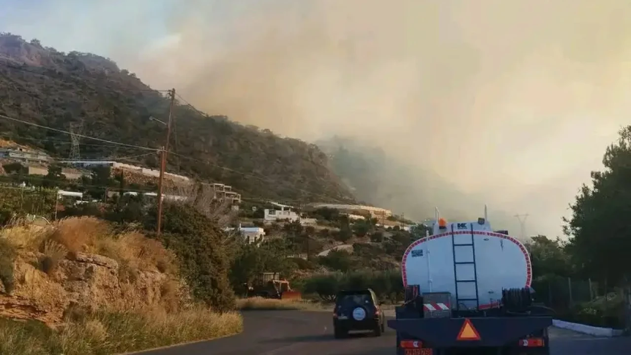 Φωτιά στην Κρήτη: Ενισχύθηκαν οι δυνάμεις – Δύσκολο το έργο των πυροσβεστών
