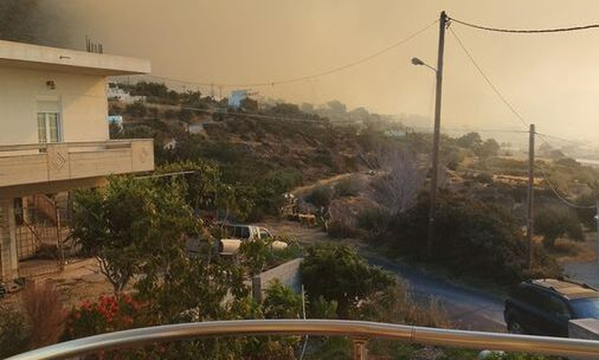 Κρήτη -Πυρκαγιά στην Ιεράπετρα: «Μάχη» με τις φλόγες και τους ισχυρούς ανέμους – Ένας τραυματίας από τη φωτιά – Καίγονται τα πρώτα σπίτια -Επιχειρούν ελικόπτερα, που έφτασαν όμως με καθυστέρηση