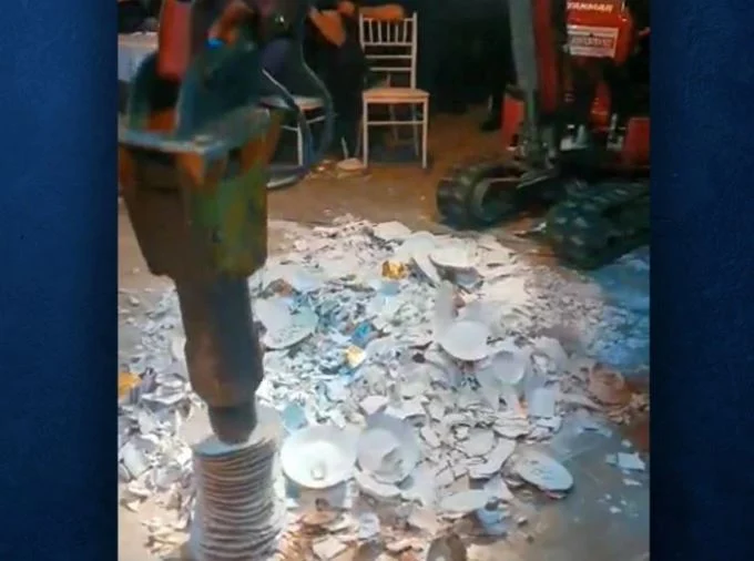 Που είσαι Σόιμπλε να τους δεις: Στην Σύρο έσπαγαν πιάτα με σκαπτικό μηχάνημα σε νυχτερινό κέντρο (Βίντεο)