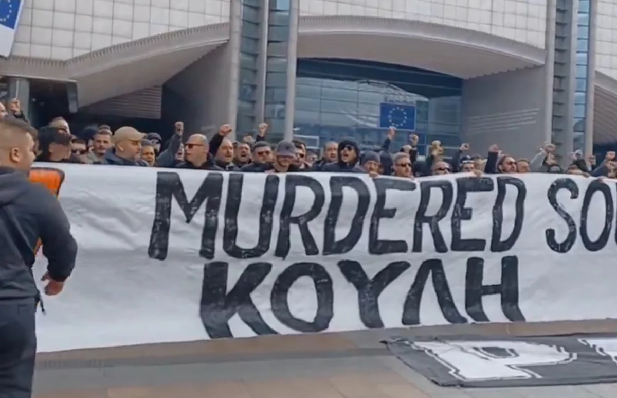 Τέμπη: Οπαδοί του ΠΑΟΚ έξω από το ευρωκοινοβούλιο με πανό – «57 ψυχές ζητούν δικαίωση»
